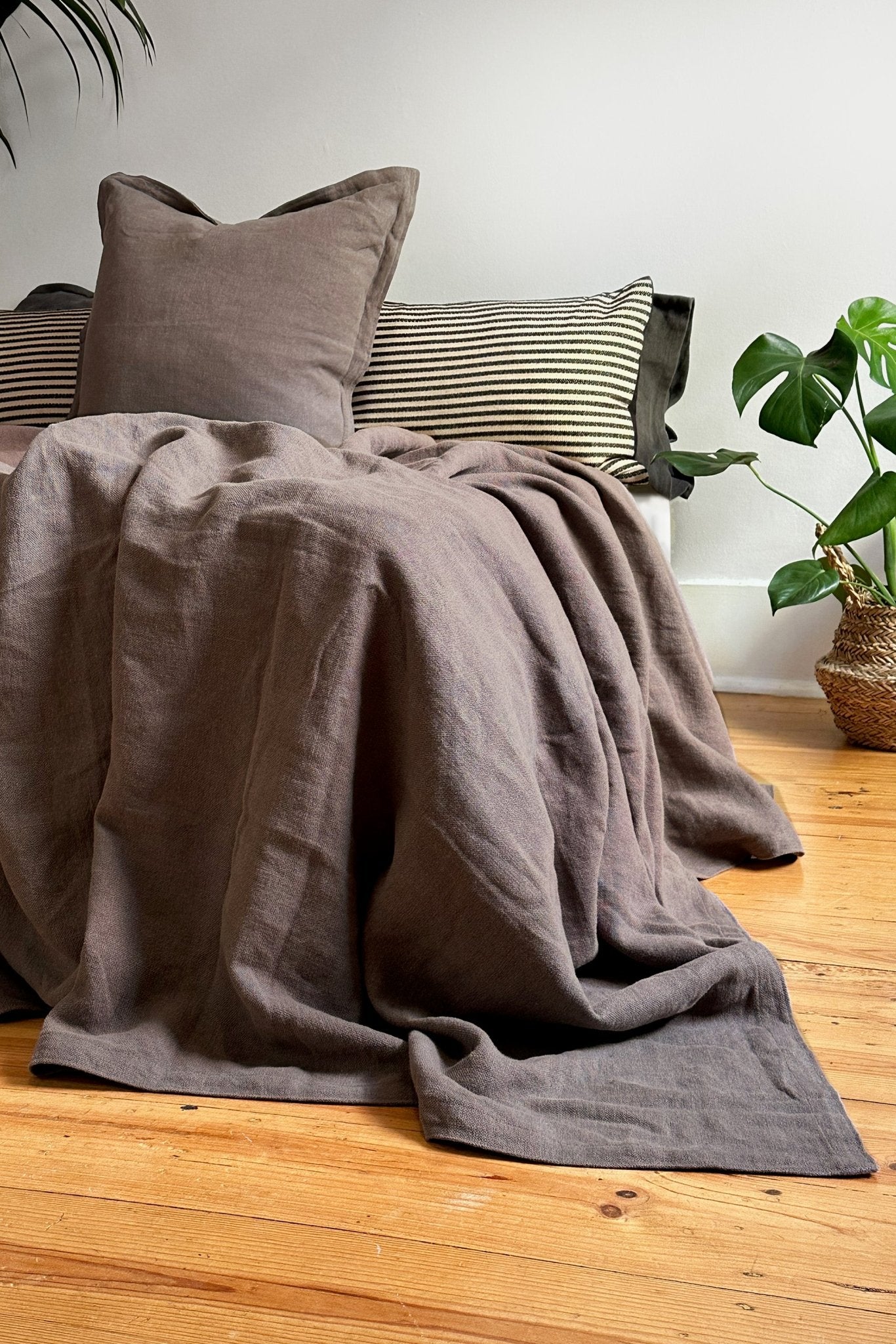 https://www.biggsandhill.com/cdn/shop/products/grey-heavy-linen-blanket-bed-throw-2-3-987596.jpg?v=1694259683&width=1445